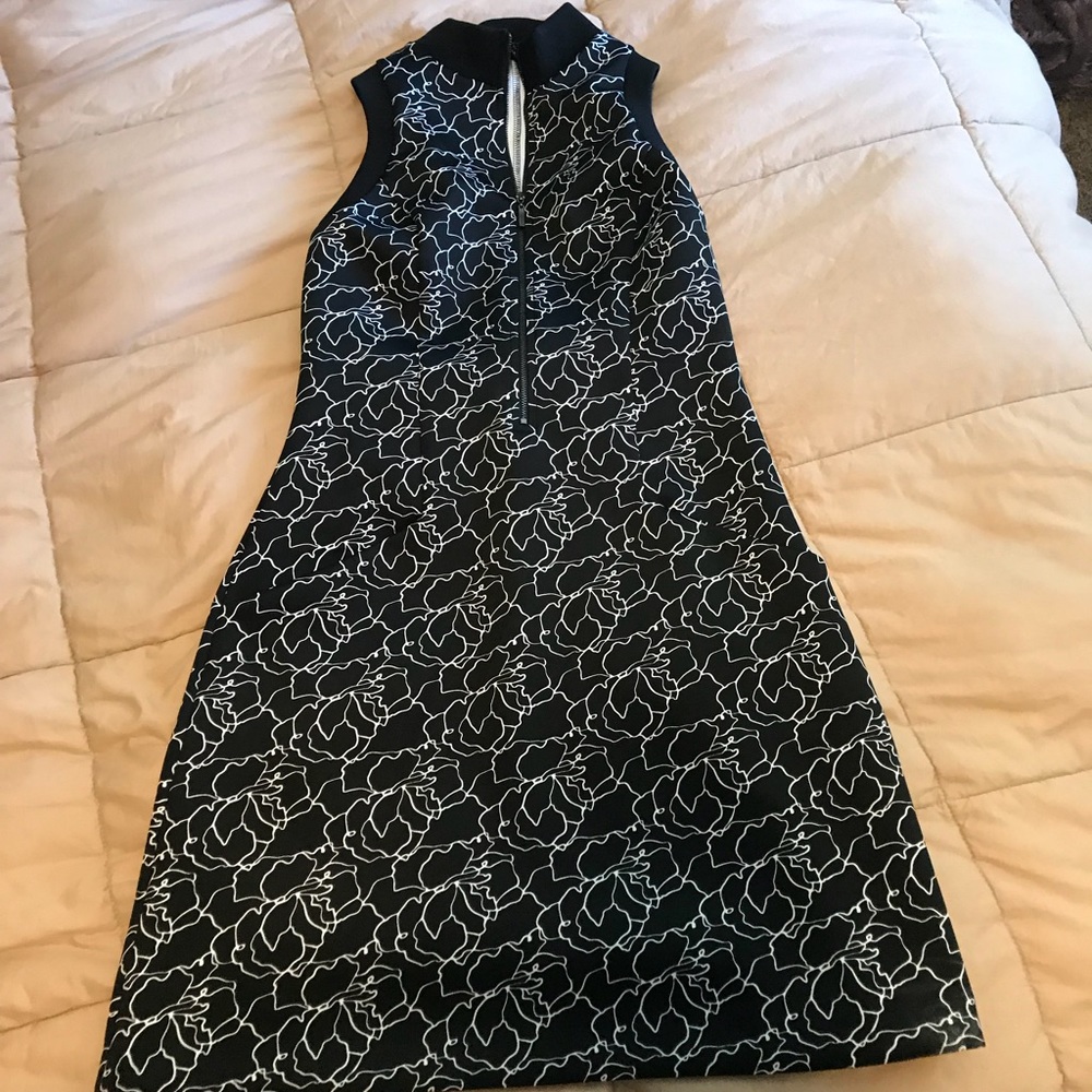 Guess back and white floral print zip front dress